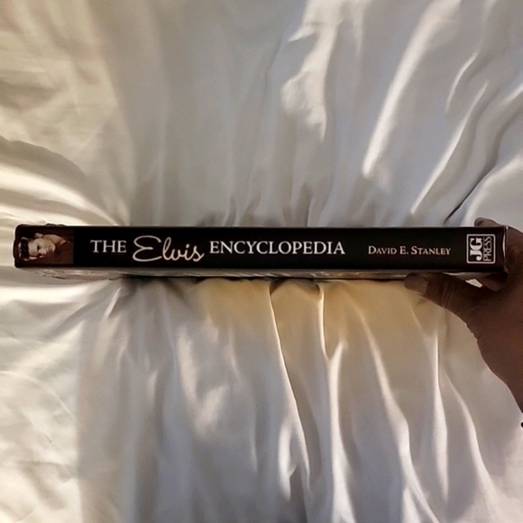 The Elvis Encyclopedia by David E. Stanley with Frank Coffey. 282 pages. - Picture 8 of 15